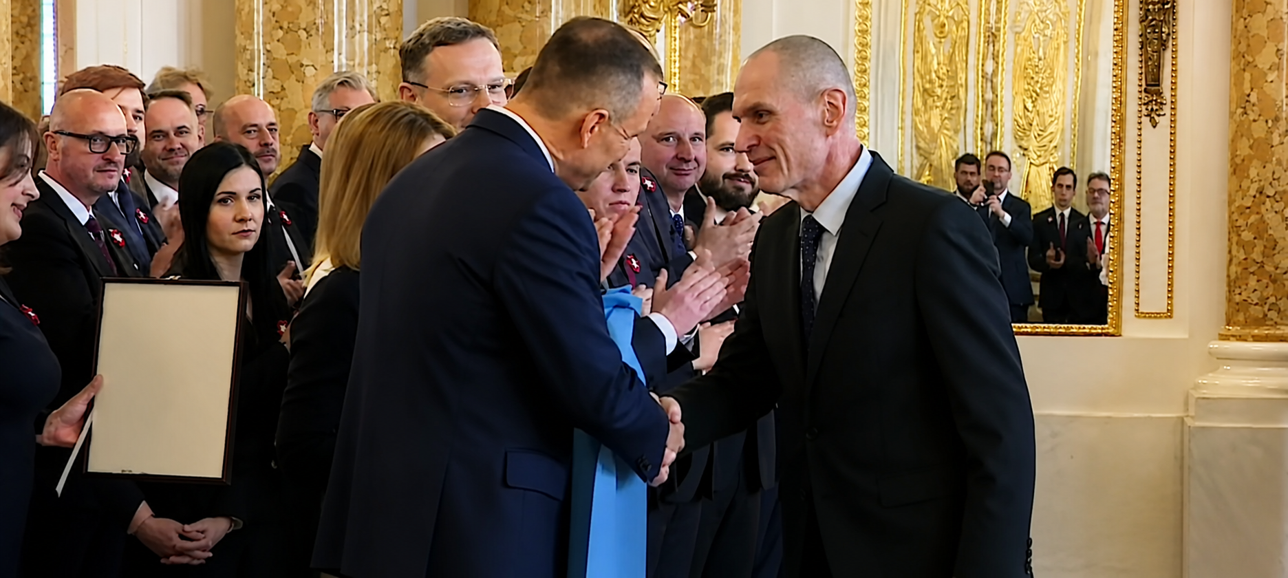 Andrzej Poczobut odebrał Order Orła Białego z rąk Polityka