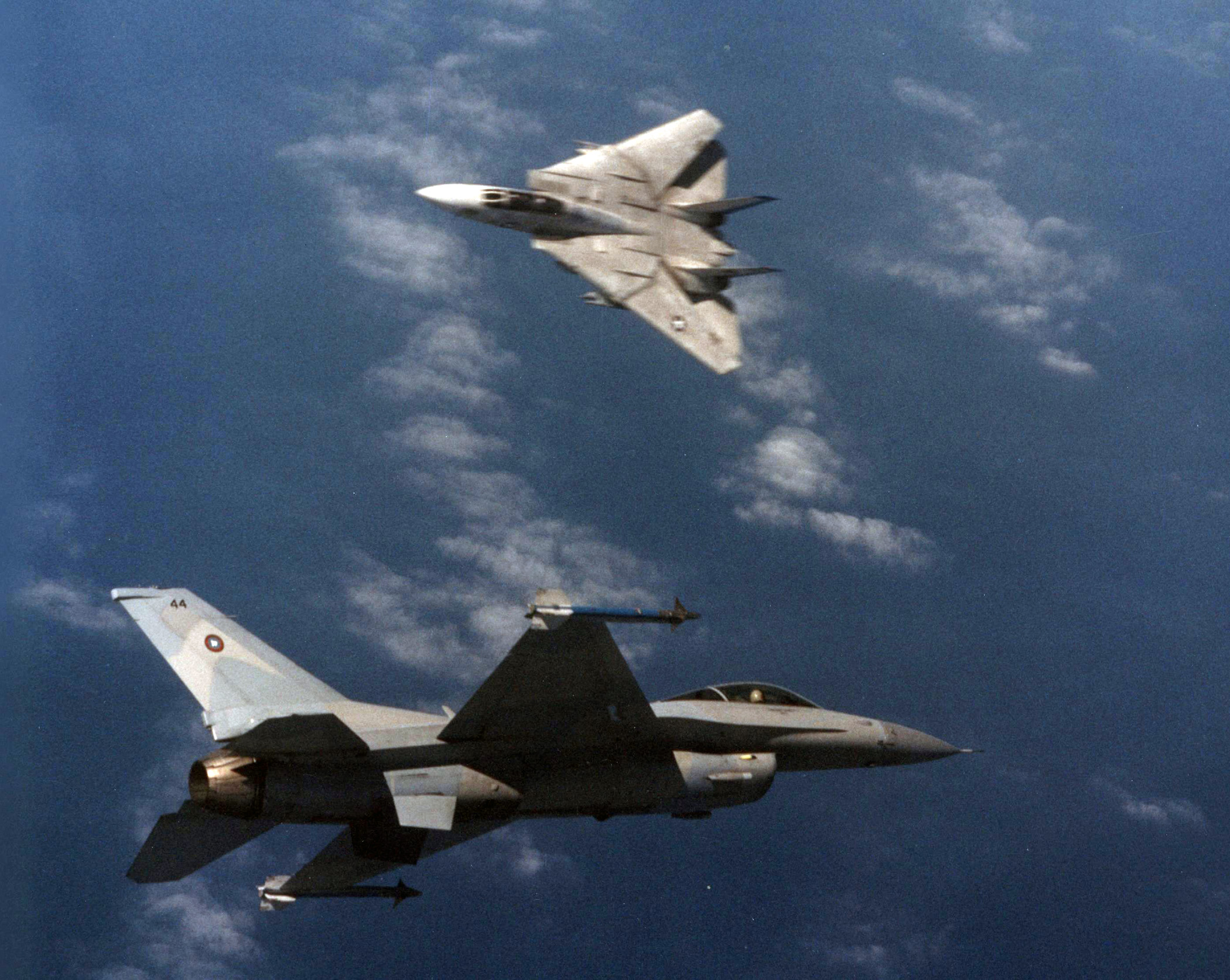 Gen. Dan Caine potwierdza: Ukraiński F-16 po raz pierwszy zestrzelił rosyjski myśliwiec w walce powietrznej